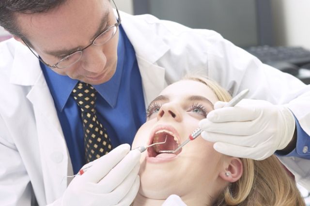 Crisi, crolla la spesa per il dentista