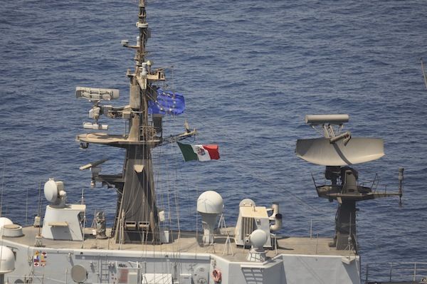 Nave della Marina Militare italiana con insegne dell'Europa