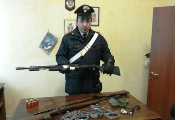 Le armi, le cartucce e le tagliole sequestrate ai bracconieri