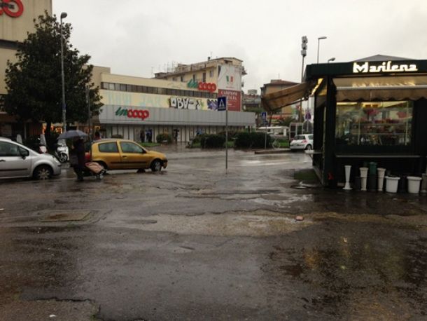 Slargo di via Cecioni ridotto a colabrodo