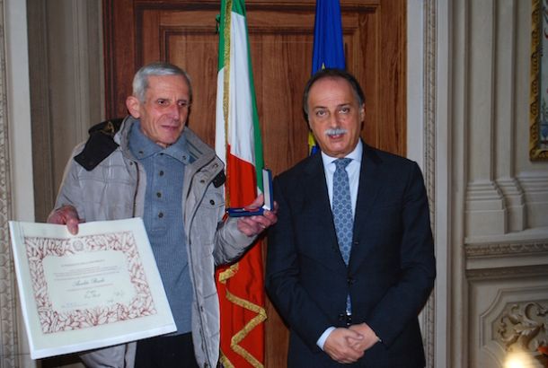 Il nipote di Anacleto Bacchi, Enzo, con il prefetto Luigi Varratta
