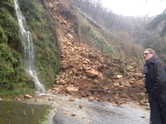 La frana sulla strada che collega Massa a Casette e Caglieglia