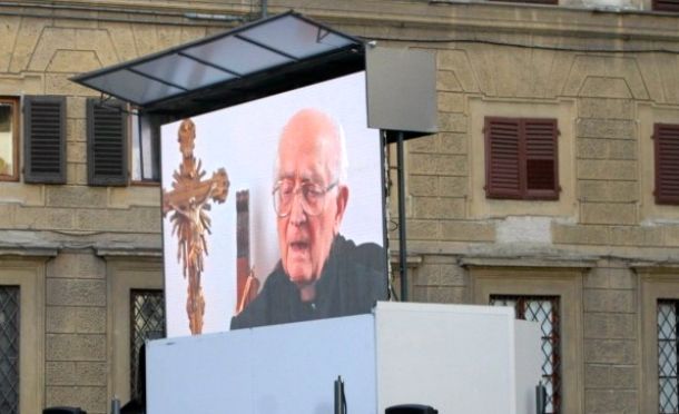 Il maxi schermo davanti alla basilica di San Lorenzo per ricordare don Angiolo Livi