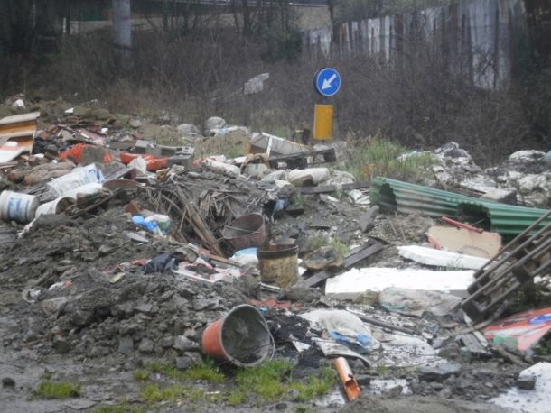 La discarica abusiva dietro all'edificio che ospita la Filarmonica Rossini, in via Villamagna