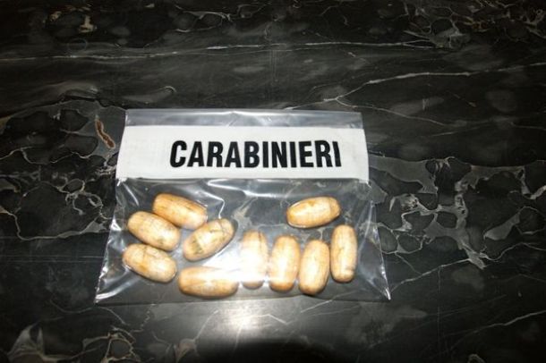 Gli ovuli di cocaina sequestrati dai carabinieri di Firenze