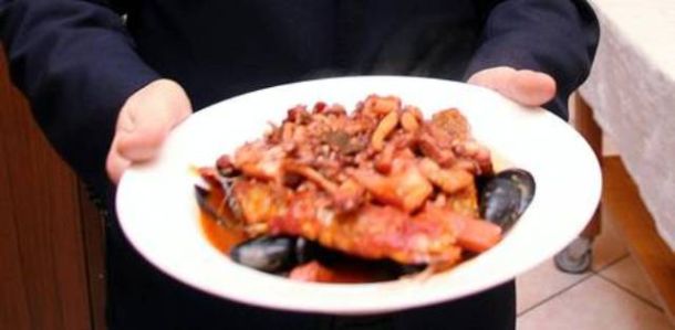 Il cacciucco a Valpiana è stato servito, ma quanta rabbia dopo il furto