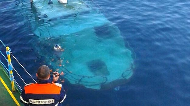 Il peschereccio Giumar torna in superficie (Foto Letizia Tassinari)