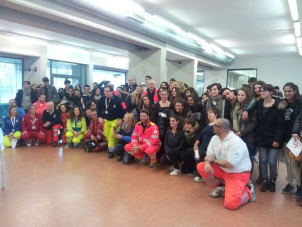 Giornata importante, oggi, per il progetto "Firenze ci sta a cuore" che cerca di insegnare ai ragazzi delle scuole superiori della città la rianimazione cardiopolmonare