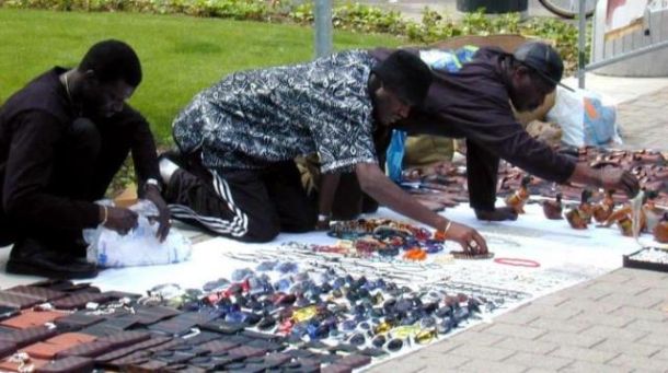 Borse, occhiali, portafogli, abiti, tutto quanto fa tarocco