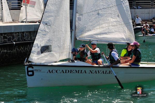 Scout Agesci in addestramento su imbarcazione dell'Accademia Navale