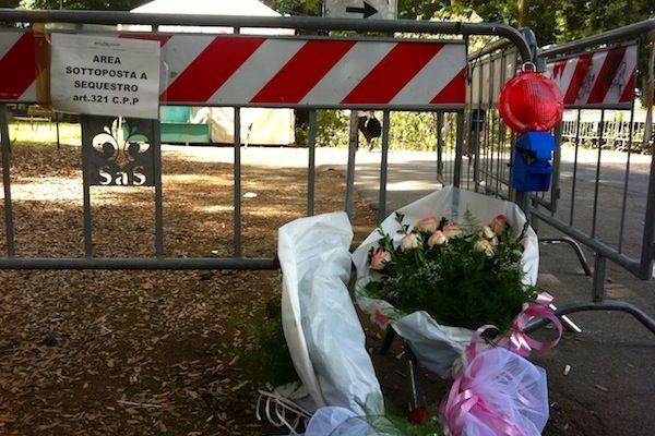 Rose davanti al punto dove il ramo killer da 7 quintali ha ucciso le due donne