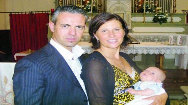 I genitori Caterina Innocenti e Riccardo Pierinelli con il piccolo Mattia