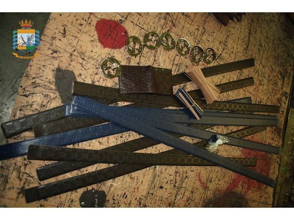 Alcune false griffe Gucci sequestrate dalla Guardia di Finanza