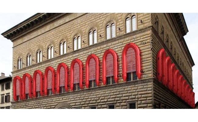 I gommoni di Ai Wei Wei sulla facciata di Palazzo Strozzi