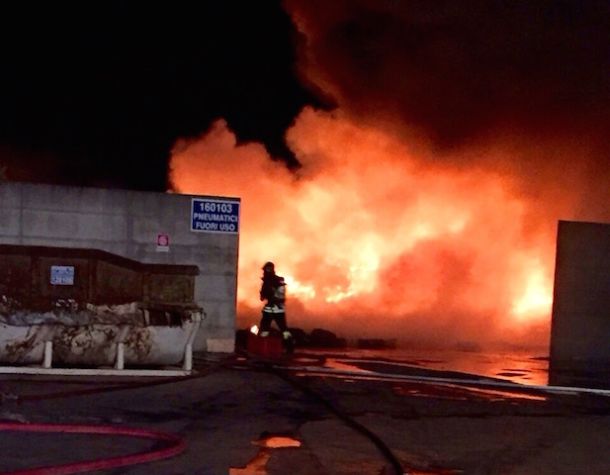 L'incendio alla Mansider di Pontedera