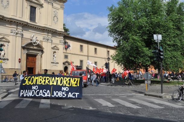 Bengala accesi davanti al Centro per l'impiego