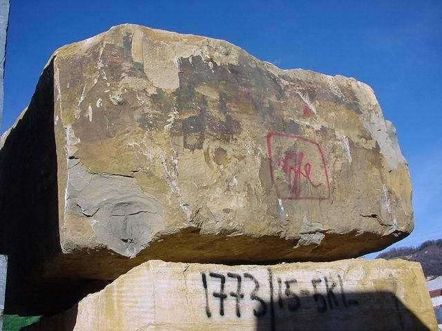 Blocchi di marmo come quello nella foto per evitare la pesca a strascico lungo la costa maremmana