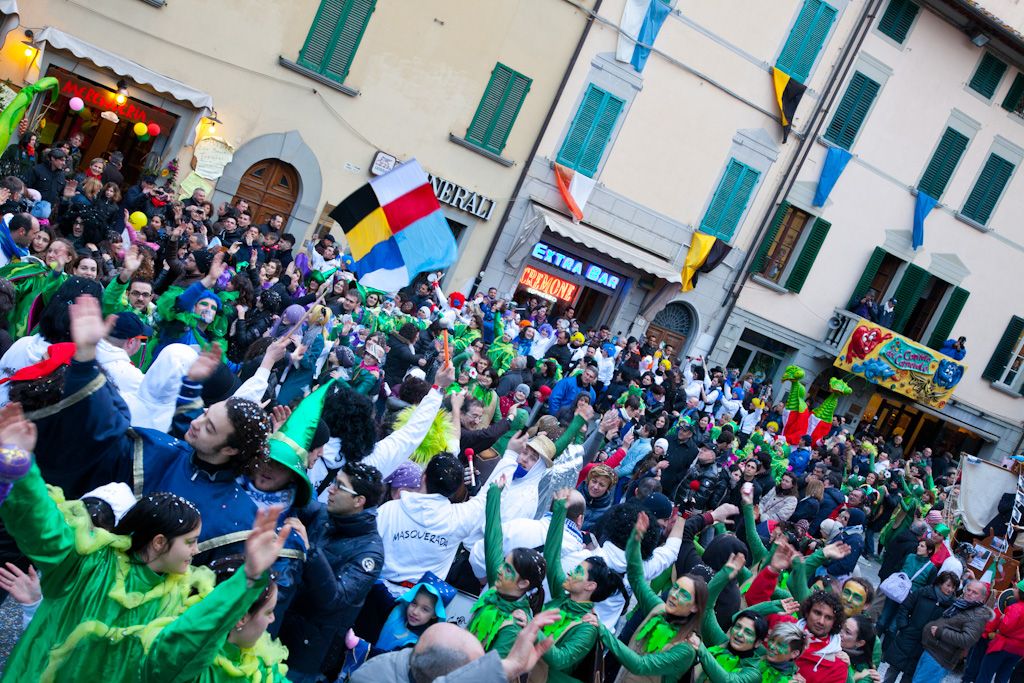 Coriandoli e bandiere a Foiano