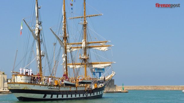 Nave Palinuro sta lasciando il porto di Livorno