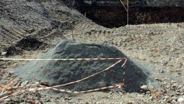 La bomba è stata provvisoriamente ricoperta da sabbia