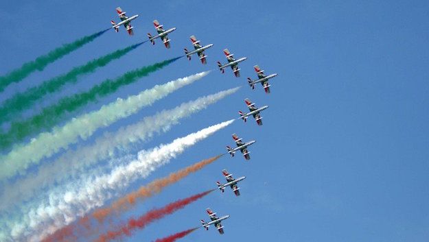 Le Frecce Tricolori durante un'esibizione