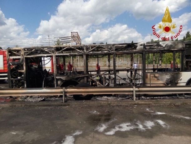 L'autobus incendiato in via Aretina a Firenze