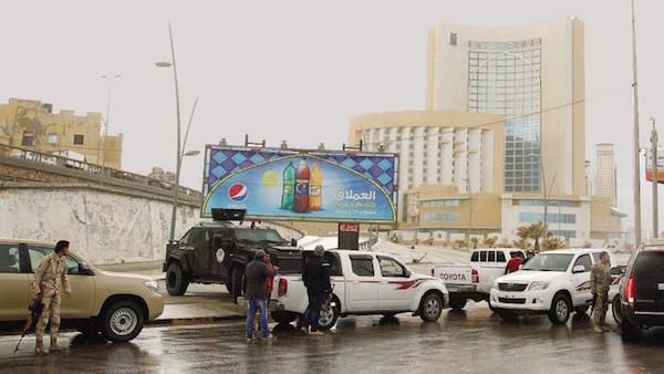 Un posto di blocco per le strade di Tripoli