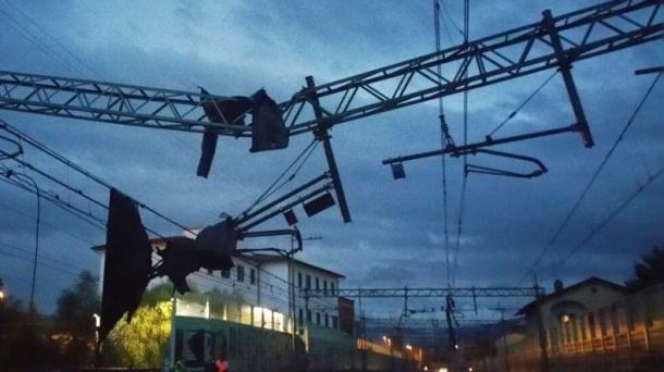 La linea aerea delle ferrovie abbattuta dal maltempo a Firenze
