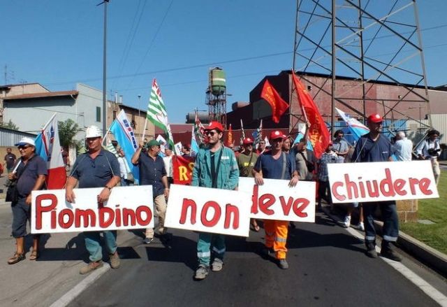 I lavoratori a difesa dell'altoforno della Lucchini