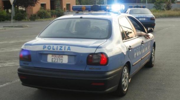 Inseguimento e spari per bloccare la fuga di 3 ladri a Prato