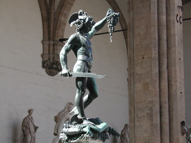 La statua del Perseo di Benvenuto Cellini sotto la Loggia dei Lanzi in piazza Signoria