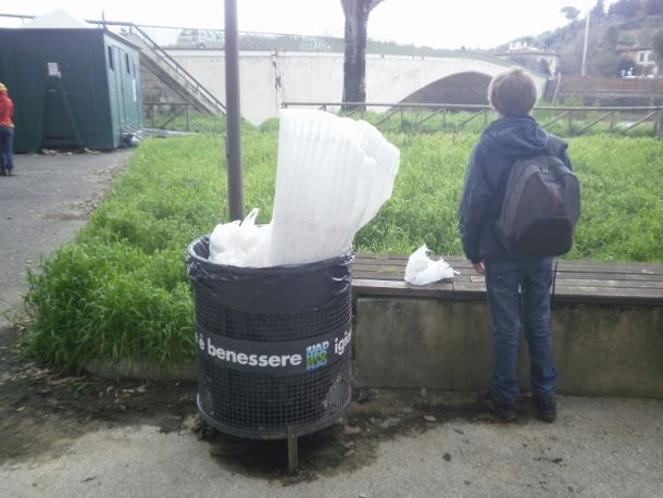 I cestini, all'interno dei giardini del Lungarno, risultano stracolmi di immondizia
