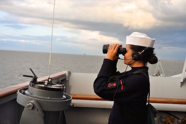 Un'allieva del 1° anno di Accademia durante la crociera estiva di addestramento (foto FirenzePost)