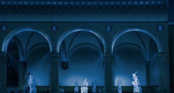 La Loggia dei Lanzi illuminata di blu