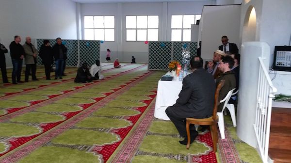 L'interno della nuova moschea di Borgo San Lorenzo (Foto Tele Iride)