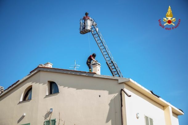 Vigili del Fuoco al lavoro sul tetto di un edificio a Stabbia
