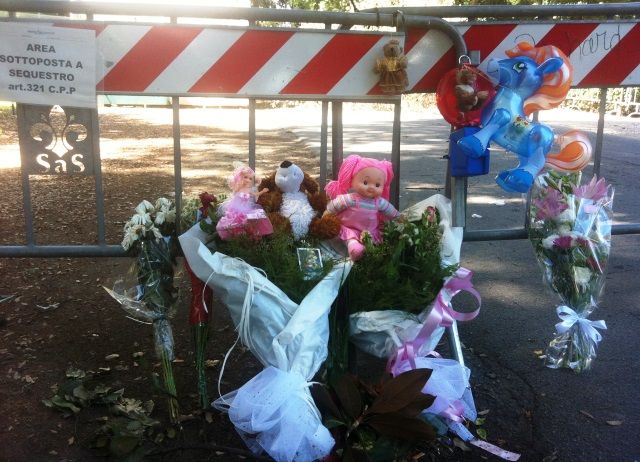 Parco delle Cascine, fiori e piccoli pupazzi per le due vittime del ramo killer