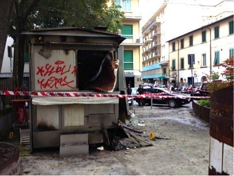Il chiosco dato alle fiamme in piazza Tanucci a Firenze 2
