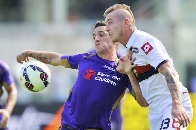 Gonzalo Rodriguez in un contrasto con Juraj Kucka (Foto Giacomo Morini)