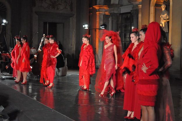 Una sfilata di creazioni della Maison Giuliacarla Cecchi