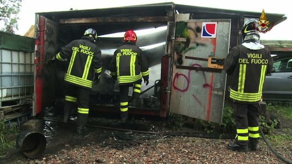 L'intervento dei pompieri sulla baracca incendiata (Foto Vigili del Fuoco)