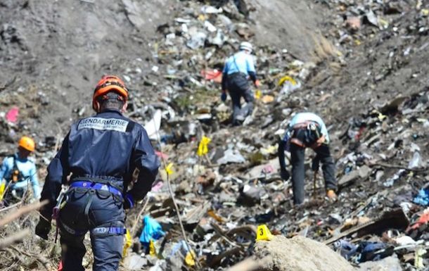 I resti dell'Airbus tedesco schiantato in Francia