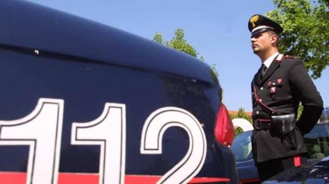 Grave un albanese che ha tentato la fuga da una caserma dei carabinieri