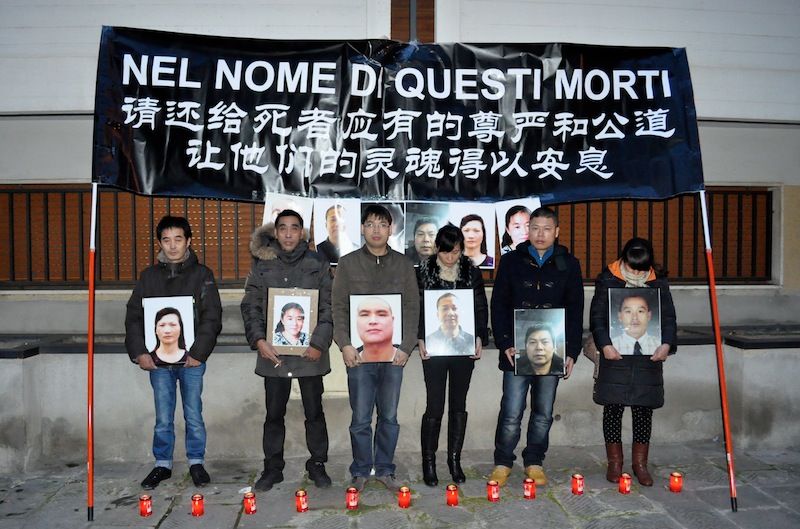La protesta davanti al consolato cinese