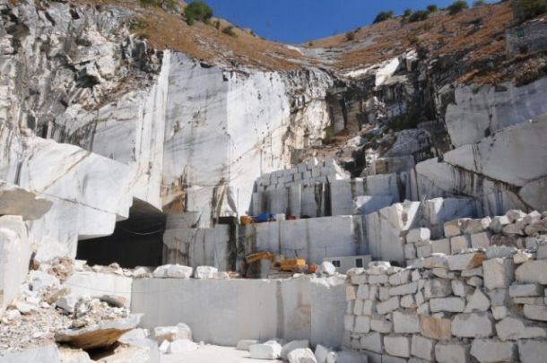 Brilla ancora l'export del marmo di Carrara