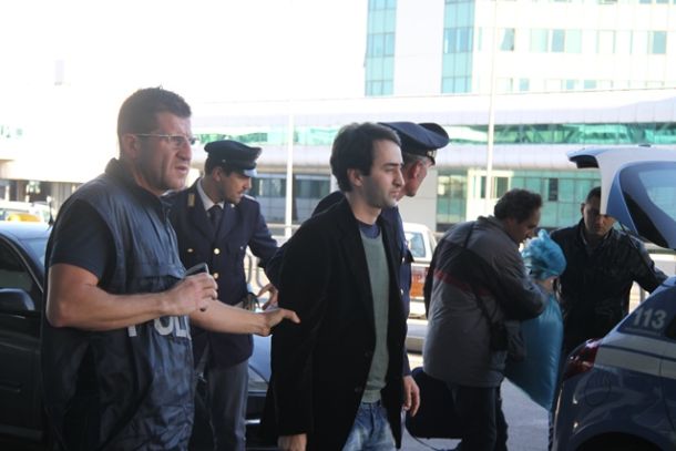 L'arrivo a Fiumicino dei responsabili del delitto del georgiano a Firenze