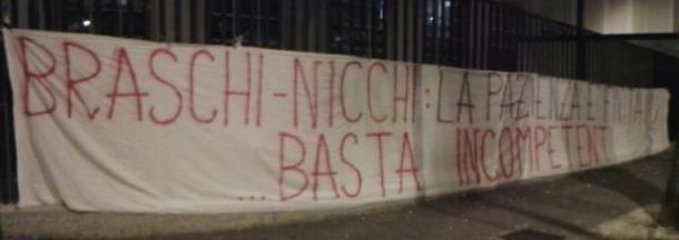 Lo striscione appeso nottetempo ai cancelli del Franchi