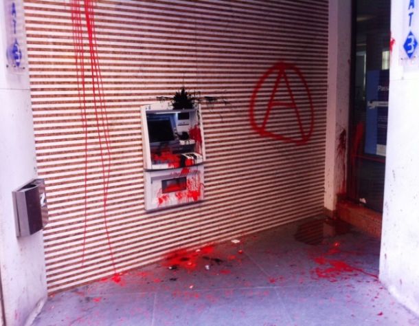 Atti vandalici al corteo degli anarchici Pisa