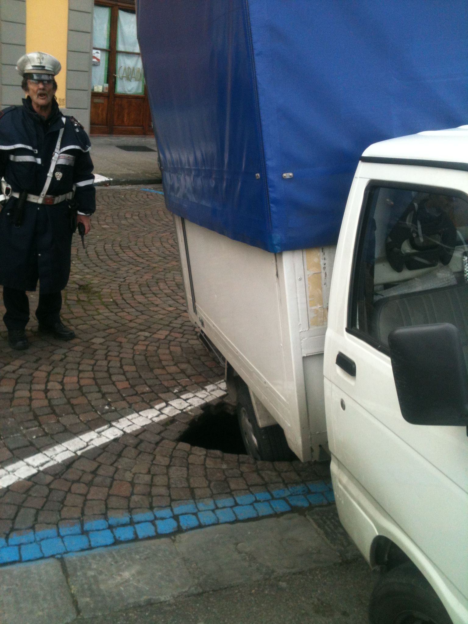 Furgoncino rischia di sprofondare in una grotta in Oltrarno