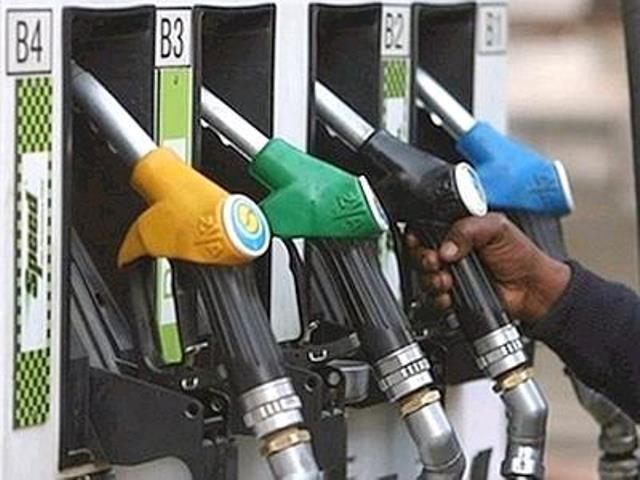 Prezzi dei caraburanti in rialzo durante le feste